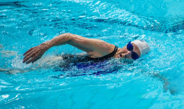 Betty Brussel: nadadora de 99 anos quebra três recordes mundiais em um dia 